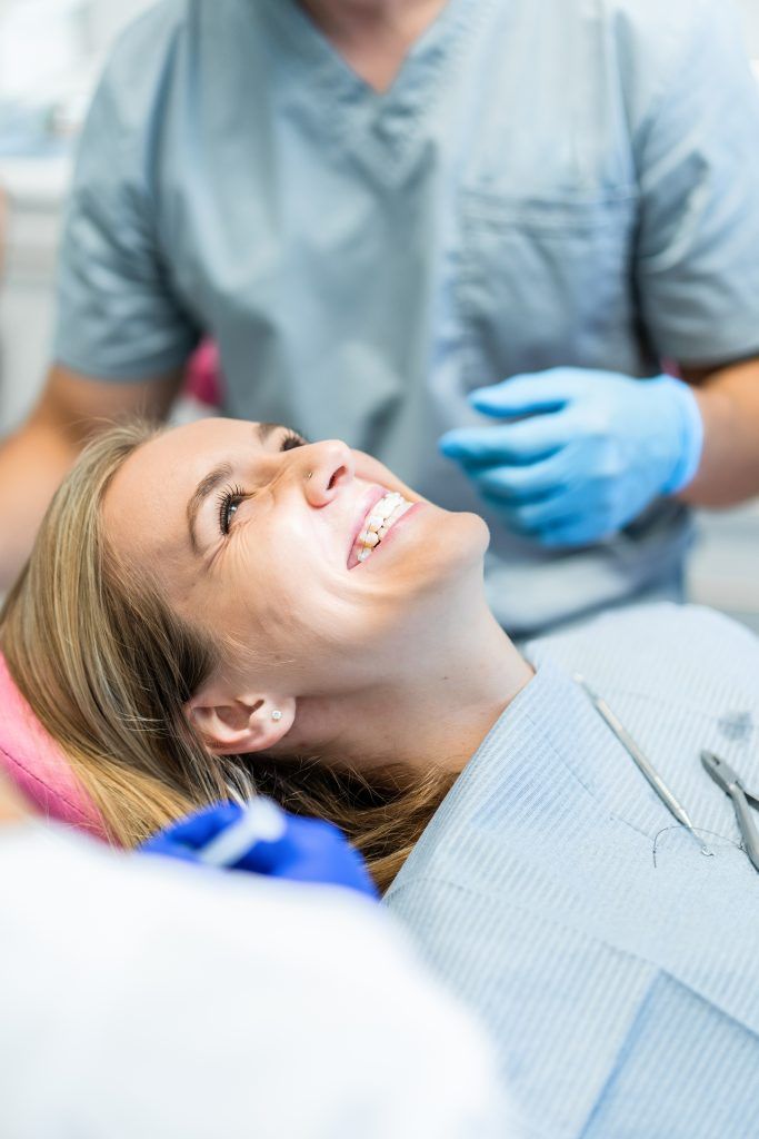 clinica-dental-sabadell-mujer-sonriendo-en-su-visita-dental